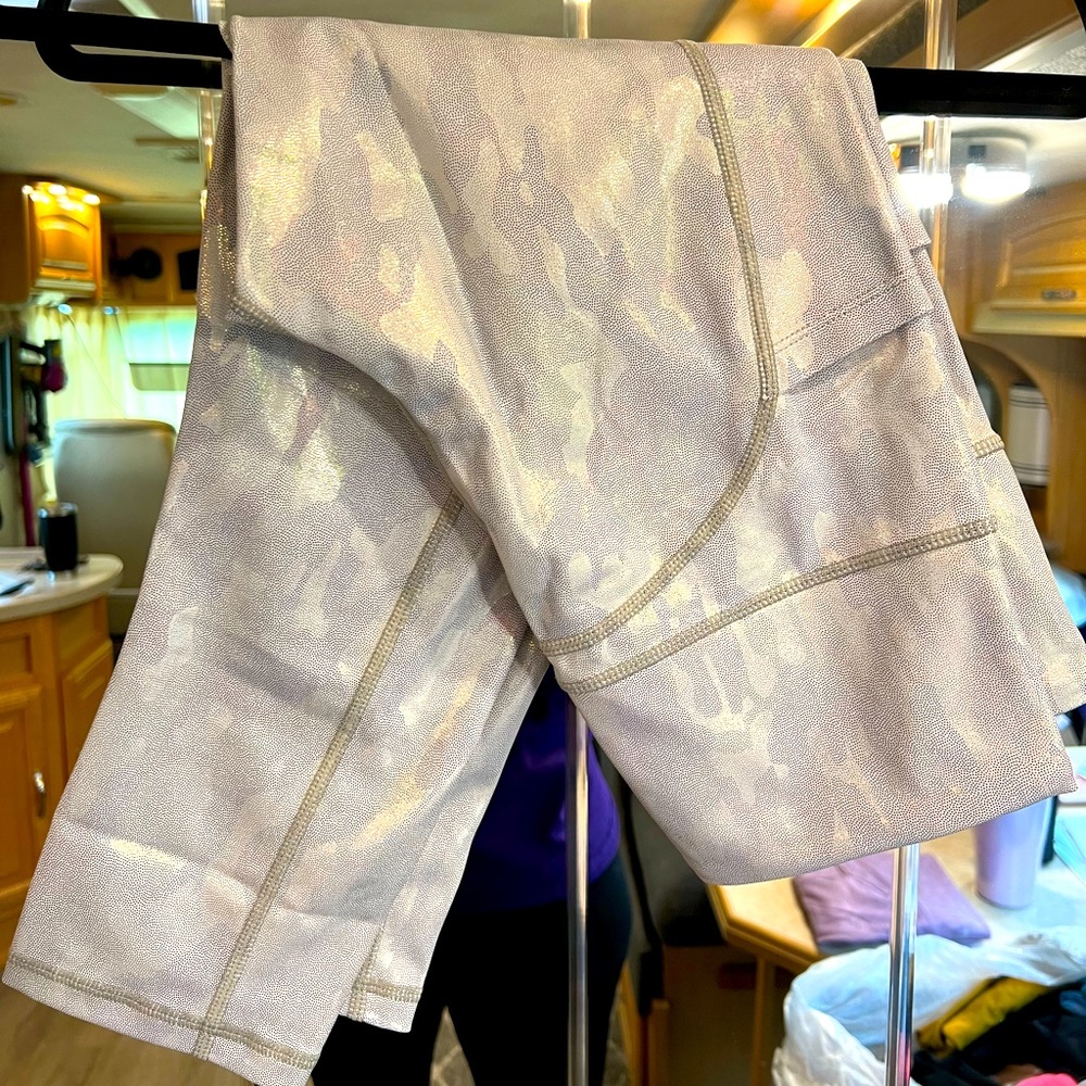 White gold Camo Light n Tight Pocket Leggings EEUC size 6-8